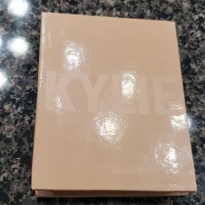 Kylie cosmetics: Pressed illuminating powder
